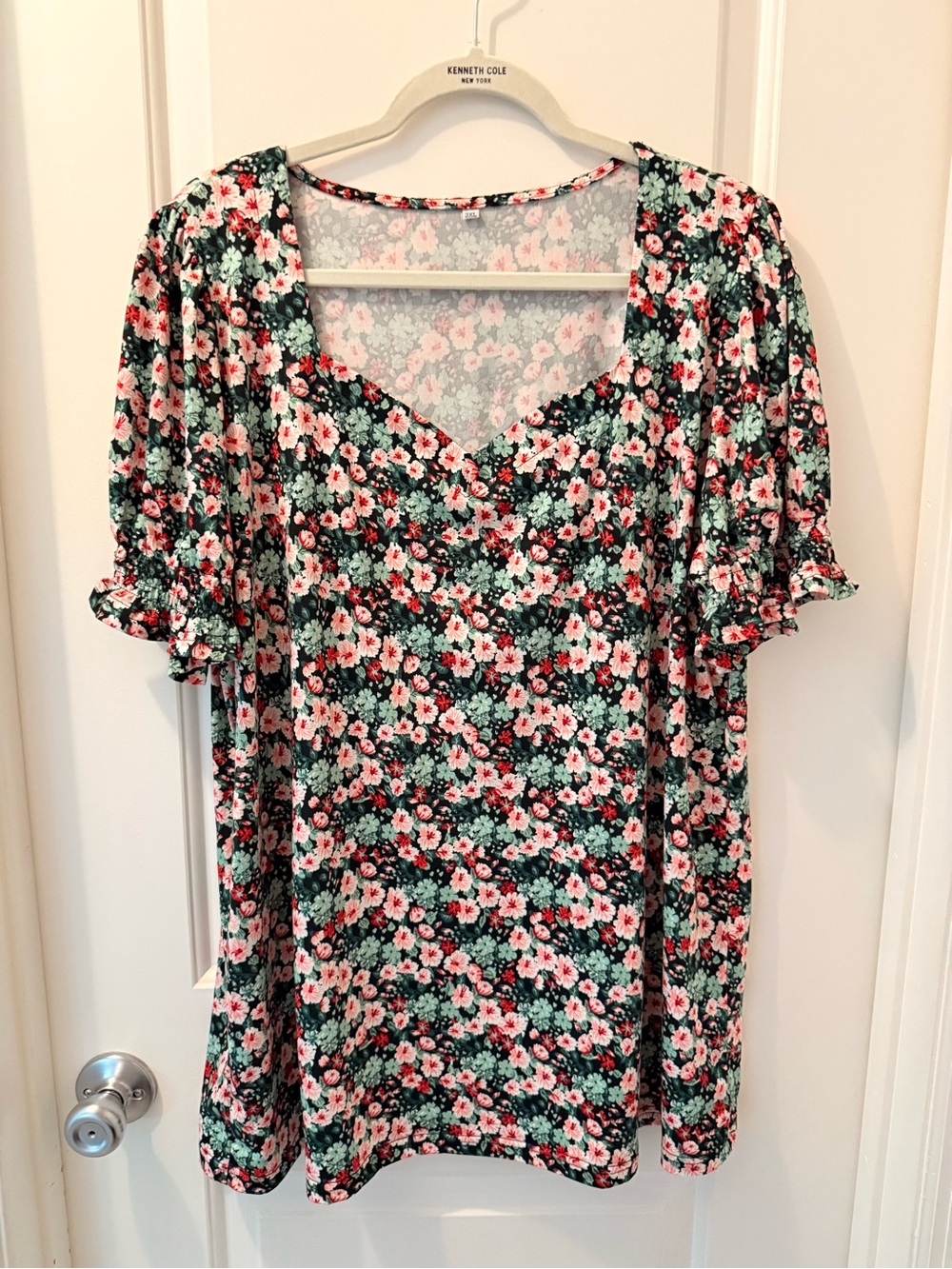 Floral V-Neck Tunic Top in Black and Pink